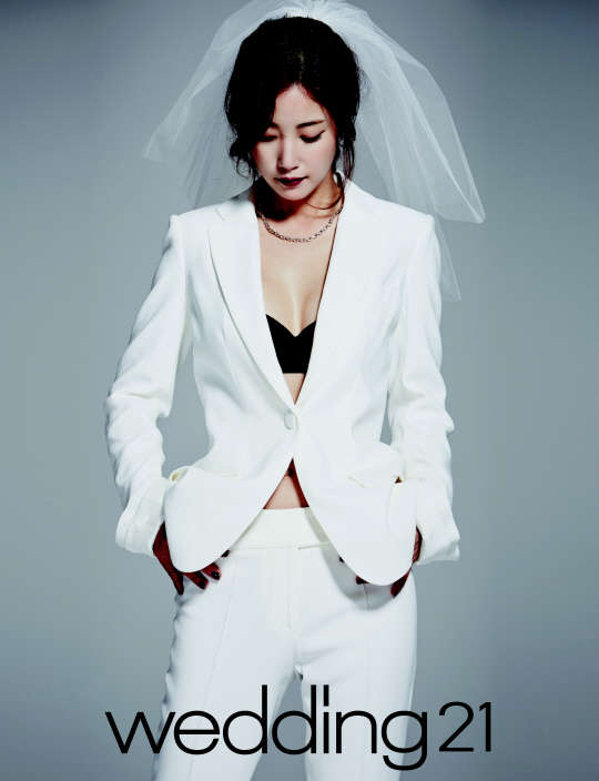 배우 기은세의 웨딩 인스피레이션 화보가 화제다. 웨딩매거진 '월간웨딩21'이 '시크하거나 우하하거나' 컨셉으로 배우 기은세와 함께 한 화보를 1일 공개했다. 월간웨딩21 제공